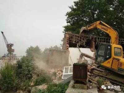 高温下的坚守 繁昌县防汛进行时中的建筑物拆除作业