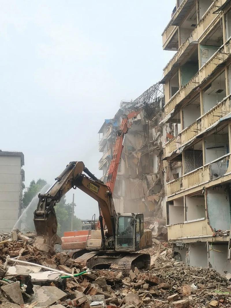 逆势接盘！地方房企为何敢在楼市寒冬狂飙突进？建筑物拆除作业背后的隐秘账本